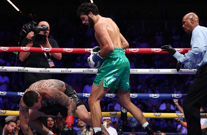 Sheeraz dropped Berlanga three times Photo Credit: Golden Boy/Cris Equeda
