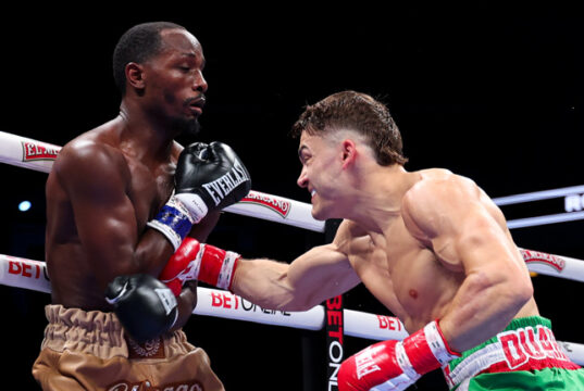 Oscar Duarte overcame Kenneth Sims Jr by majority decision in Chicago Photo Credit: Golden Boy / Cris Esqueda