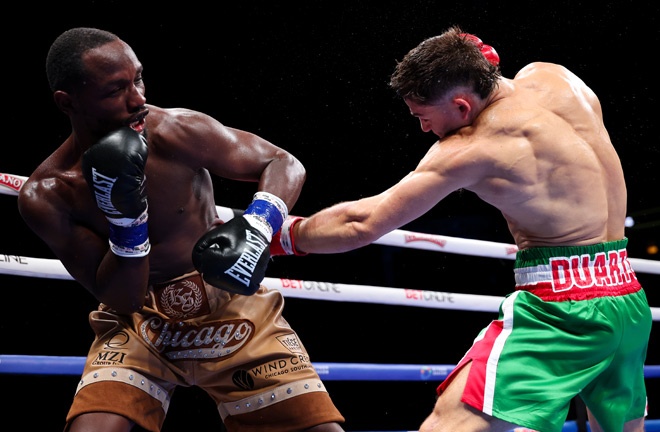 Duarte and Sims Jr put on a frantic battle Photo Credit: Golden Boy / Cris Esqueda