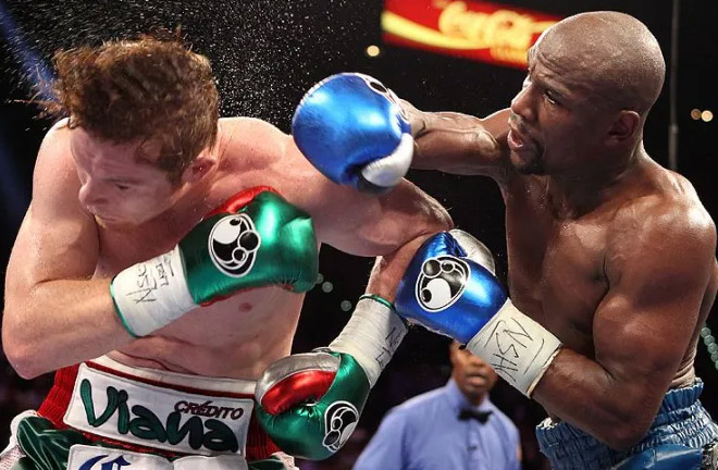 Mayweather handed Canelo his first professional defeat in 2013 Photo Credit: Tom Hogan/Hoganphotos/Showtime