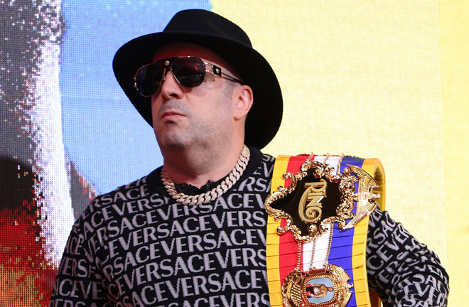 Who was the man in sunglasses in between Eubank Jr and Benn?