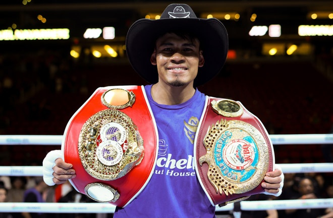 Navarrete celebrates becoming unified champion Photo Credit: Cris Esqueda Matchroom Boxing