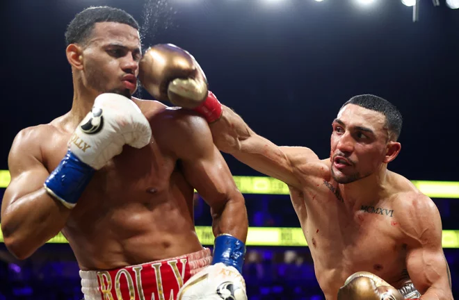 Lopez beat Romero by majority decision Photo Credit: Cris Esqueda/Premier Boxing Champions