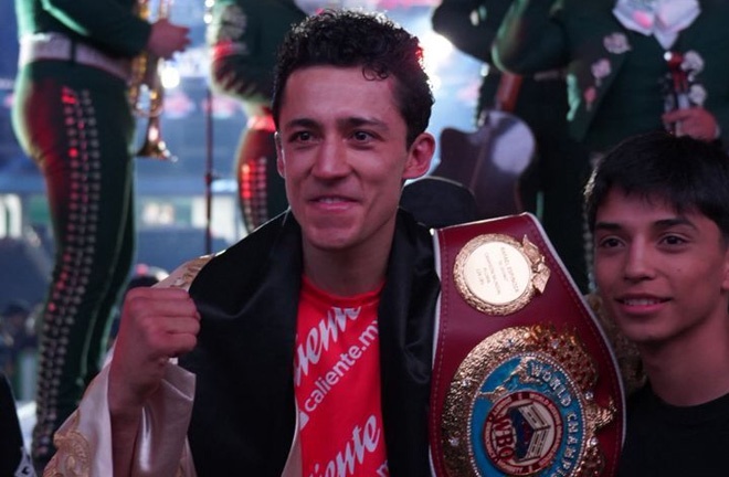 Espinoza makes the latest defence of his WBO featherweight title Photo Credit: Zanfer Boxing