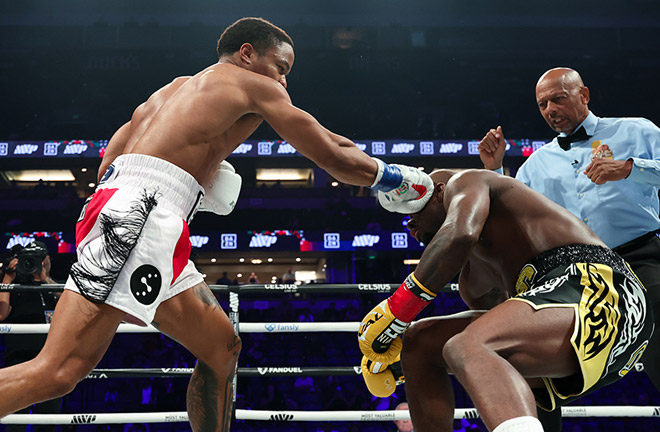 Schofield stopped Farmer in the first round Photo Credit: Esther Lin / Most Valuable Promotions