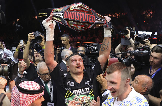 Usyk has held the undisputed title at cruiserweight and heavyweight Photo Credit: Mikey Williams/Top Rank
